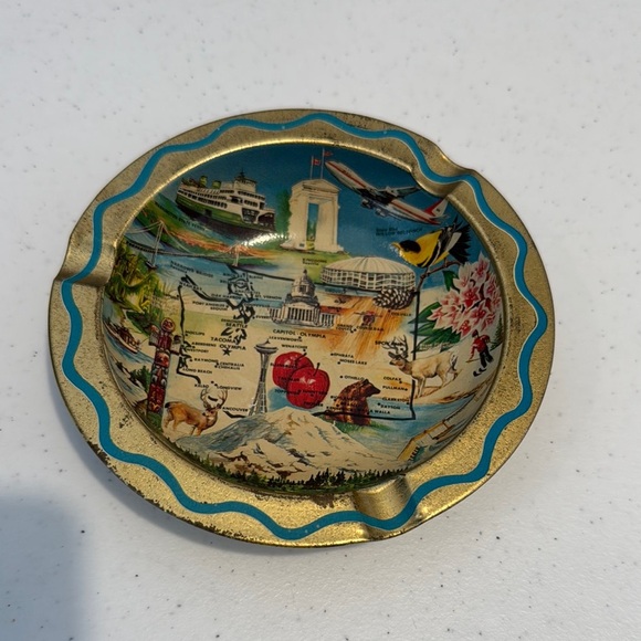 Vintage Souvenir Ashtray with Scenic Design - Picture 1 of 8